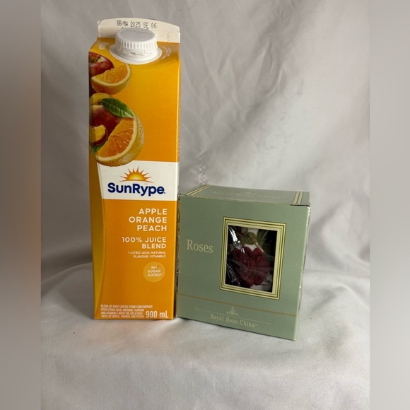 Royal Bone China “ Roses” mug - Picture 2 of 8